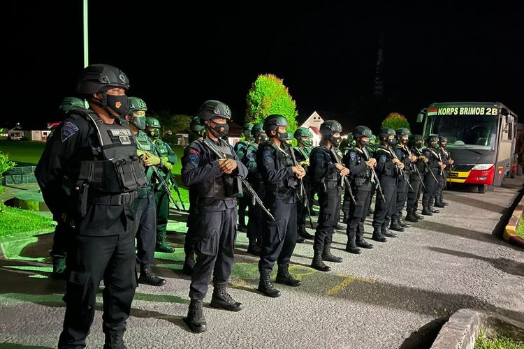 Puluhan personel Brimob Kompi 2 Polda Maluku dikerahkan ke Desa Loki, Kecamatan Huamual, Kabupaten Seram Bagian Barat, Maluku, Sabtu (5/2/2022) malam.