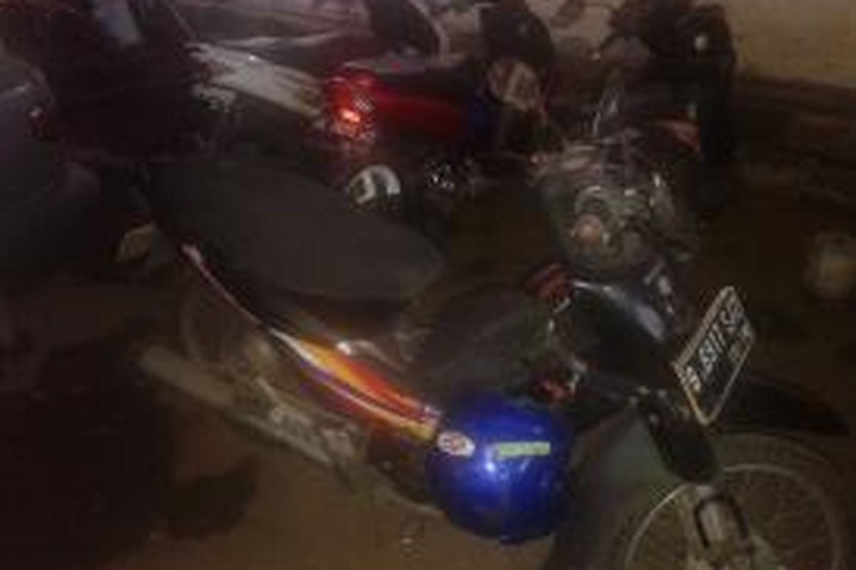 Motor Ahmad Guntur (53) diamankan di Polres Jakarta Selatan setelah mengalami kecelakaan di underpass Trunojoyo, Kebayoran Baru, Jakarta Selatan, Selasa (3/2/2015).
