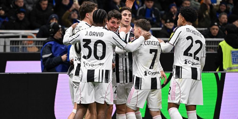 Bek Juventus, Andrea Cambiaso, merayakan gol dalam pertandingan Serie A antara Inter Milan dan Juventus di Stadion San Siro di Milan, pada 14 Februari 2026.