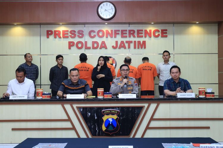 Polda Jatim mengamankan empat tersangka pengoplos elpiji subsidi ke non subsidi asal Malang, Selasa (10/6/2025).