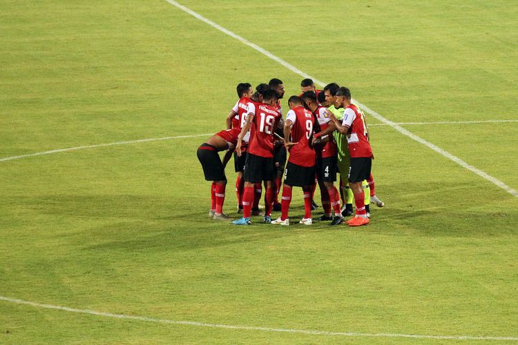 Kebiasaan Madura United sebelum dan sesudah bertanding berkumpul di tengah lapangan.