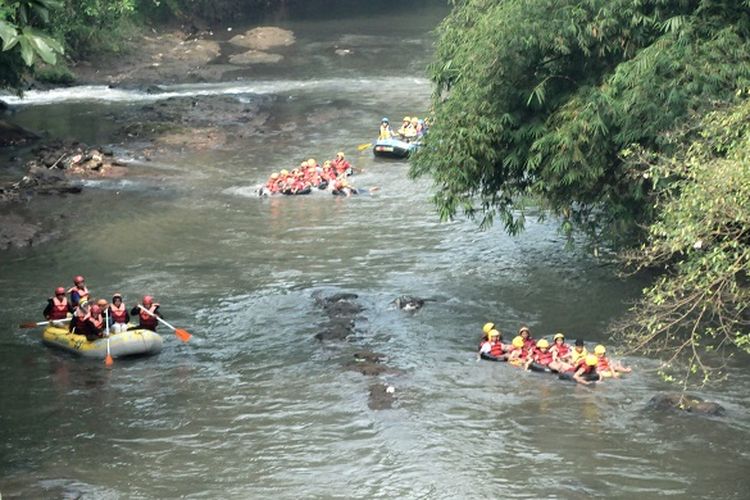 Perahu di Sungai Ciliwung, Depok, Jawa Barat.