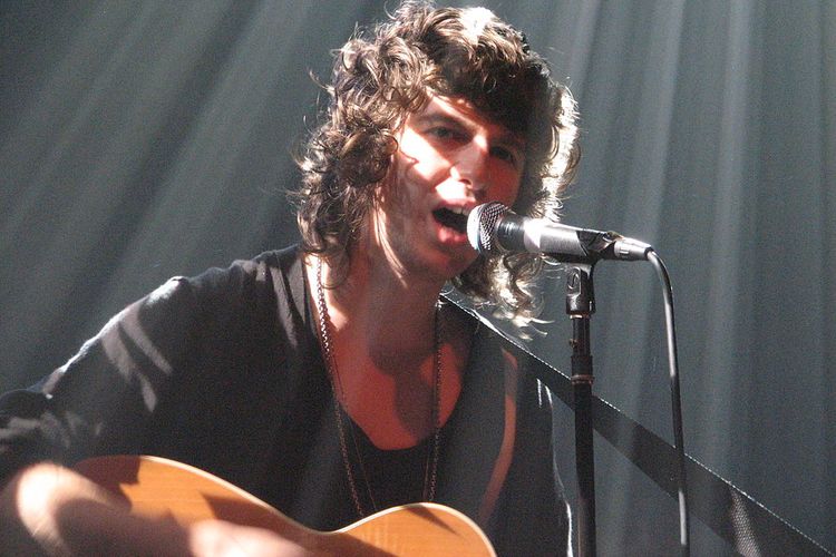 Vokalis The Kooks, Luke Pritchard, dalam salah satu penampilan musik mereka.