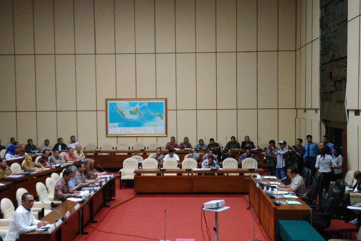 Rapat Kerja Komisi IV DPR dengan Kementan, Kemendag, Bulog, Kementerian Kelautan Perikanan, Satgas Pangan, dan Komisi Pengawas Persaiangan Usaha (KPPU) di Gedung Parlemen, Senayan, Jakarta, Selasa (7/6/2017).