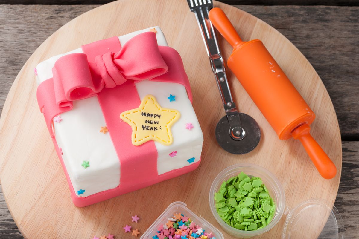 Ilustrasi cake dilapisi fondant. 