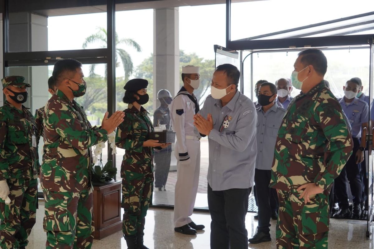 Menteri Kelautan dan Perikanan Edhy Prabowo sambangi markas TNI Angkatan Laut dalam rangka silaturahmi dan menjalin kerja sama penguatan pengamanan kekayaan laut Indonesia, Jakarta, Jumat (29/5/2020). 