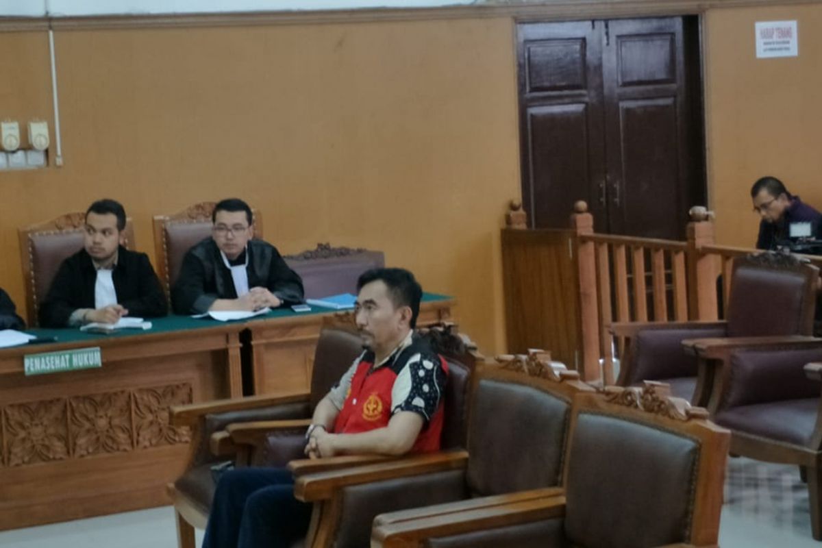 Terdakwa Gatot Brajamusti alias Aa Gatot saat menjalani sidang tuntutan kasus kepemilikan senjata api dan satwa langka di Pengadilan Negeri Jakarta Selatan, Selasa (3/4/2018).