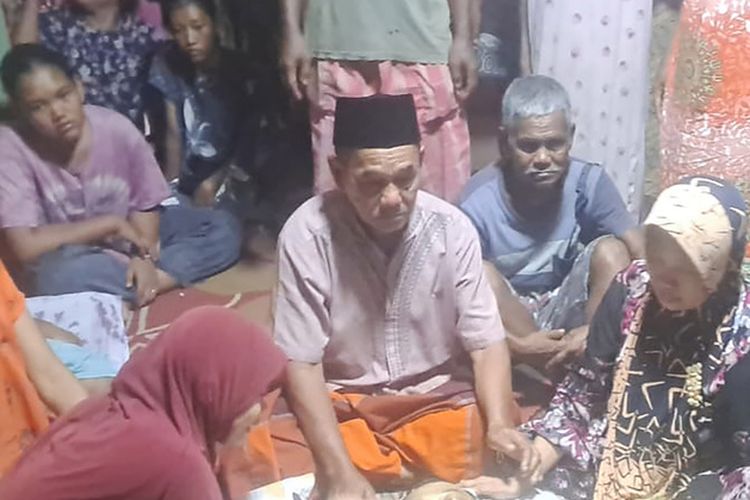 Keluarga dan kerabat berada di sekitar jenazah Fatkhur Rozi (36), petani kopi di Musi Rawas, Sumatera Selatan yang tewas ditusuk pencuri yang masuk ke dalam rumahnya, Selasa (14/5/2024) dini hari.  