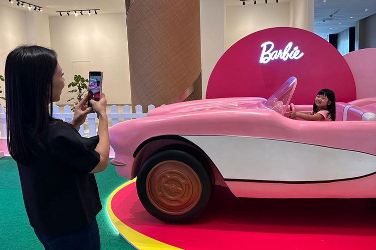 Dekorasi Barbie Car di Senayan Park