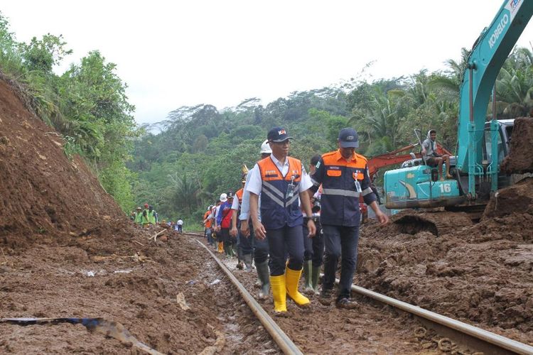Direktur Utama PT KAI Didiek Hartantyo meninjau lokasi longsor di KM 340+100 antara Stasiun Karanggandul-Karangsari, Kabupaten Banyumas, Jawa Tengah, Selasa (5/12/2023).