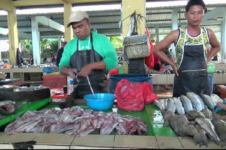 Pedagang ikan, Rijal (pakai topi) di Pasar Induk Atrium Pangkal Pinang, Kepulauan Bangka Belitung.