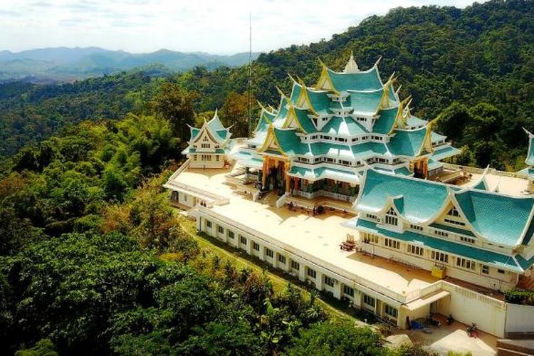 Wihara Wat Pa Phu Kon berada di daerah timur laut Thailand, tepatnya di Ban Kong, Distrik Nayon, Udon Thani.