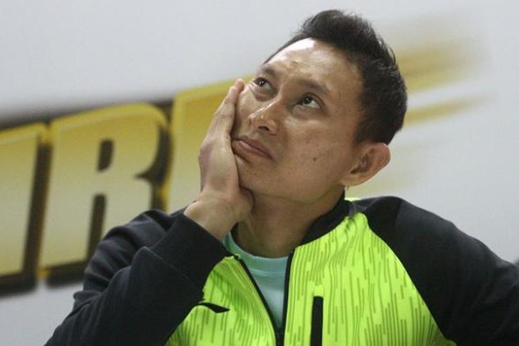 Ekspresi yanng ditunjukkan Sony Dwi Kuncoro saat menjalani sesi konferensi pers Djarum Superliga 2017, di DBL Arena, Surabaya, Kamis (23/2/2017).
