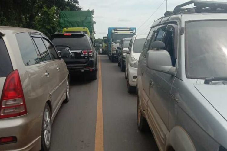 Kemacetan panjang yang masih teejadi di kawasan Betung Banyuasin, Sumatera Selatan, Minggu (24/4/2022). Kondisi tersebut sudag berlangsung sejak kemarin sore lantaran disebabkan adanya mobil truk tronton yang terperosok.