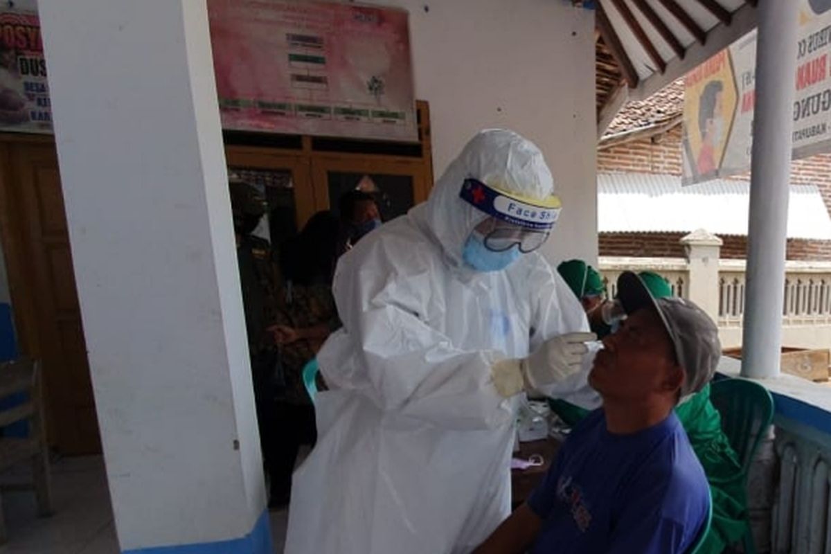 Seorang warga menjalani rapid tes antigen di kantor Desa Gunggungan Lor. 