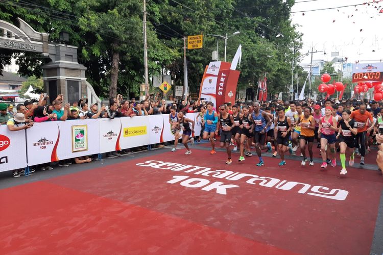 Ribuan pelari Semarang 10K start di depan Balai Kota Semarang, Minggu (15/12/2019).