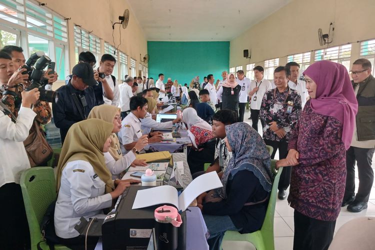 Tinjau SPMB di Gresik, Gubernur Khofifah Pastikan Tak Ada Antrean Siswa