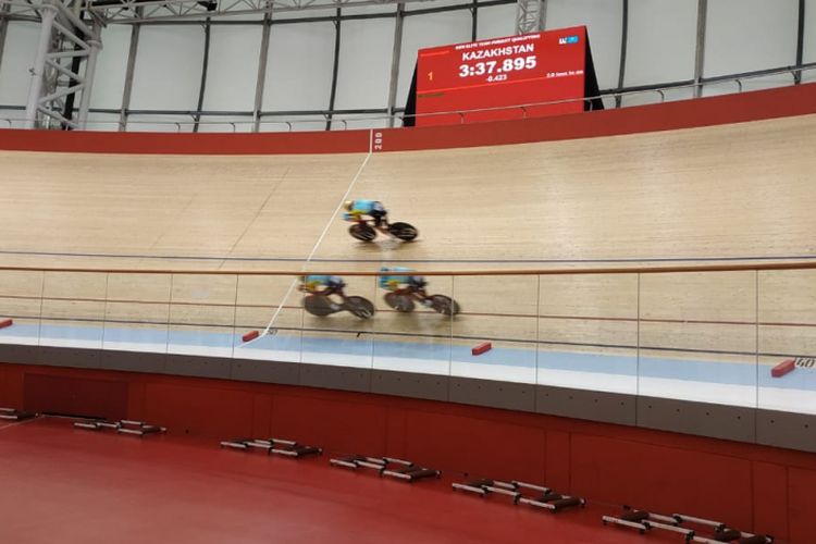 Atlet balap sepeda Kazakstan sedang menjalani perlombaan kualifikasi team pursuit Asian Track Championships 2019, di Jakarta International Velodrome, Rawamangun, Jakarta Timur, Rabu (9/1/2019).