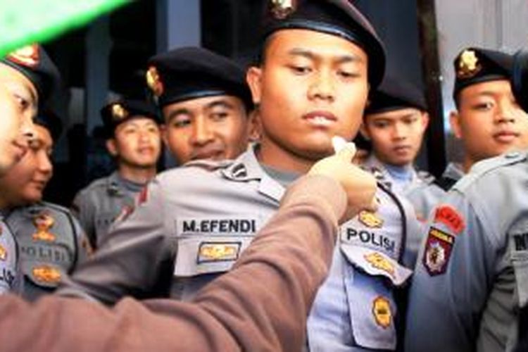 Fenny Tiara Mahasiswi Fakultas Pertanian, Semester 1, Unswagati Cirebon, di menyuapi singkong salah satu petugas Dalmas Polres Cirebon Kota, yang sedang mengamankan unjuk rasa Refleksi Tani di depan balaikota Cirebon, Jawa Barat, Rabu (24/09/2014).


