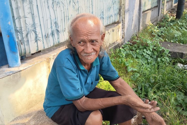 Kisah Senja Budi: Kayuh Sepeda Tua Keliling Tangerang untuk Jual Garam Kasar