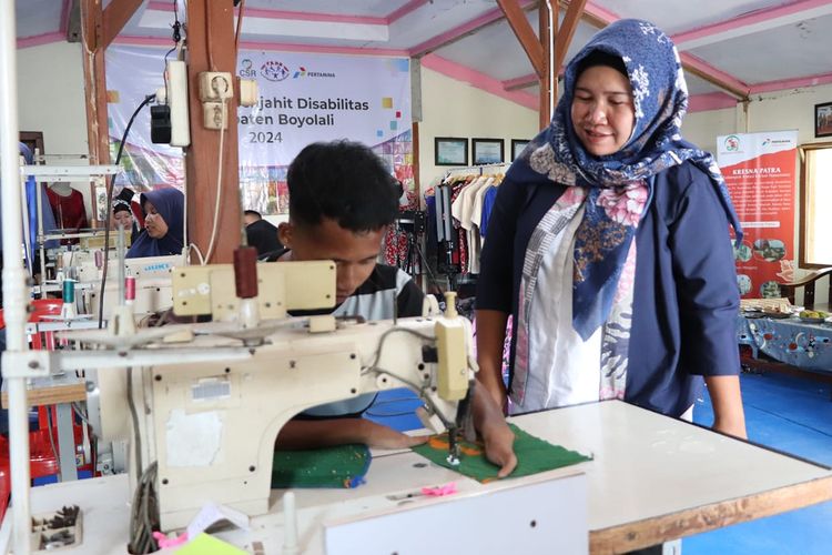 Pendiri Sanggar Kresna Patra yang terletak di Desa Klewor, Kecamatan Kemusu, Boyolali, Sri Setyaningsih (43), tengah mengajari disabilitas lain dalam pelatihan menjahit pada 2024. Ia sendiri adalah penyandang disabilitas daksa. Sejak 2021, Kresna Patra telah memfasilitasi sekitar 500 penyandang disabilitas, dengan 200 di antaranya telah bekerja di perusahaan tekstil atau garmen.