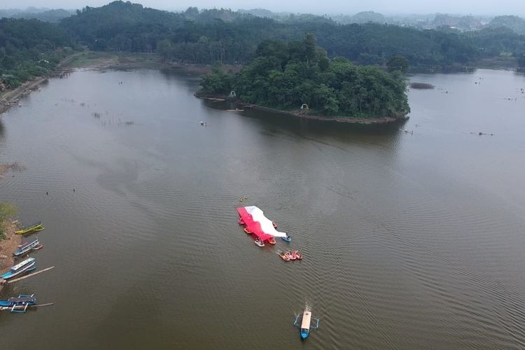 Bendera raksasa dibentangkan oleh para pecinta alam Tasikmalaya saat peringatan Hari Kemerdekaan di masa Pandemi Corona tahun ini, Senin (17/8/2020).