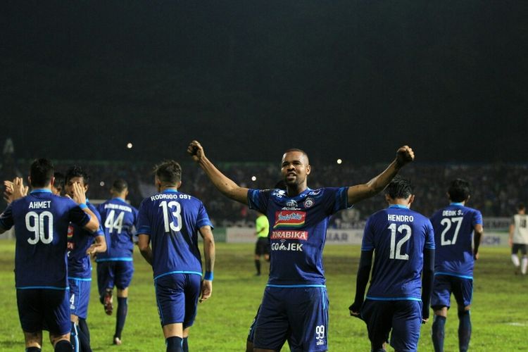 Selebrasi penyerang Arema FC, Thiago Fortuoso, seusai membobol gawang Persela Lamongan dalam pertandingan Piala Presiden 2018 di Stadion Gajayana, Malang, Sabtu (20/1/2018). 