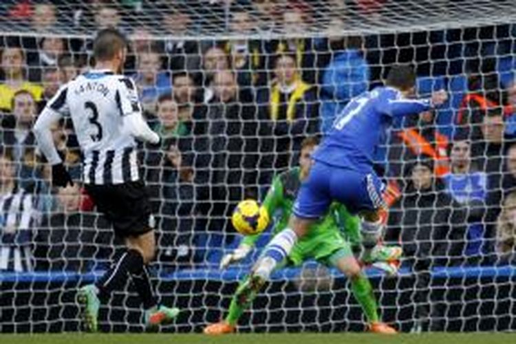 Gelandang Chelsea, Eden Hazard, saat menendang bola yang berujung gol ke gawang Newcastle United pada lanjutan Premier League di Stadion Stamford Bridge, Sabtu (8/2/2014). 
