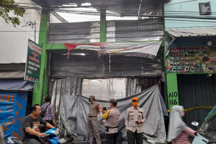 Sebuah ruko yang digunakan sebagai bengkel motor di Jalan Warakas I, Kelurahan Tanjung Priok, Kecamatan Tanjung Priok, Jakarta Utara terbakar dan menewaskan satu keluarga berjumlah 5 orang, Selasa (12/4/2022) dini hari.