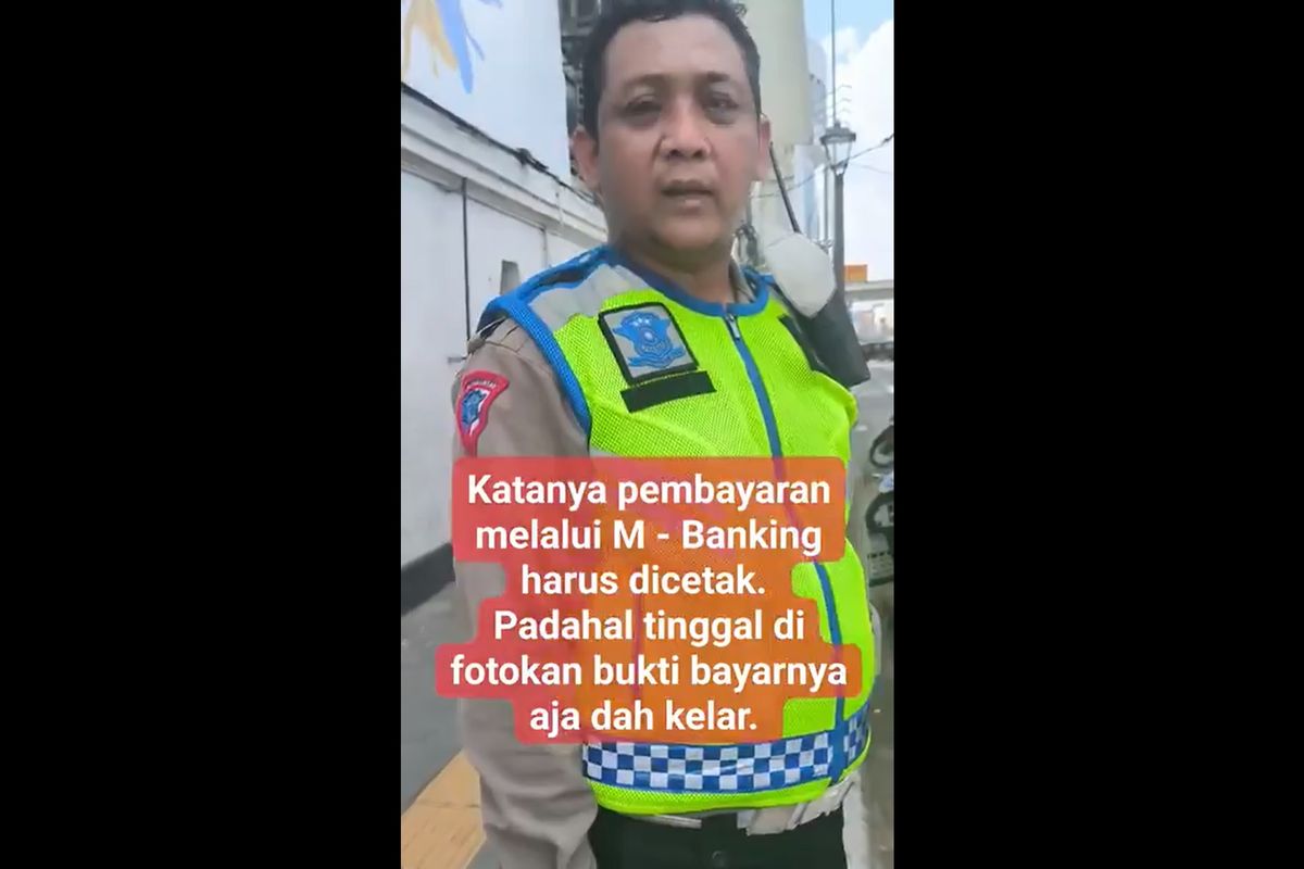 Video viral di media sosial memperlihatkan polisi lalu-lintas yang meminta bukti pembayaran tilang kepada pelanggar dengan cara dicetak. Padahal denda tilang sudah dibayar pakai M-Banking.