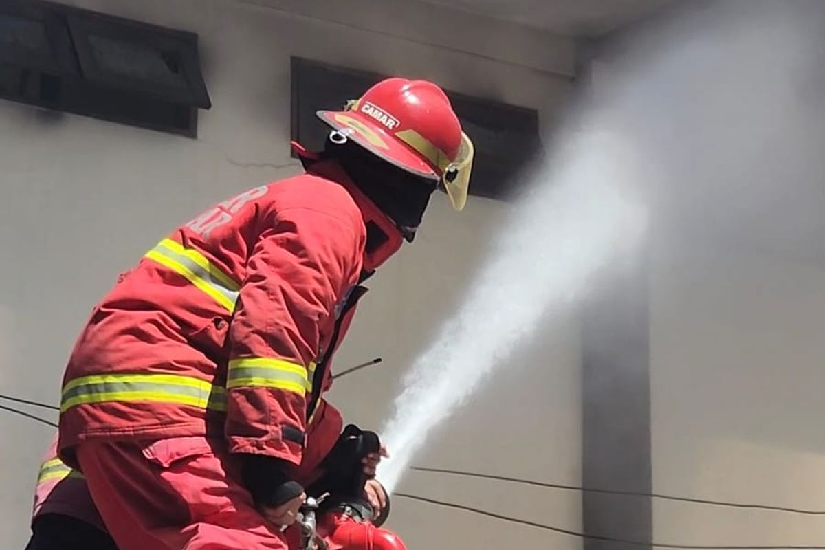 Petugas pemadam kebakaran saat berupaya memadamkan api dalam peristiwa kebakaran di lantai dua gedung logistik Badan Penanggulangan Bencana Daerah (BPBD) Bali di Jalan DI Panjaitan, Kelurahan Renon, Kecamatan Denpasar Selatan, Kota Denpasar, Bali,  pada Rabu (26/6/2024). /Dok. Humas Pemprov Bali