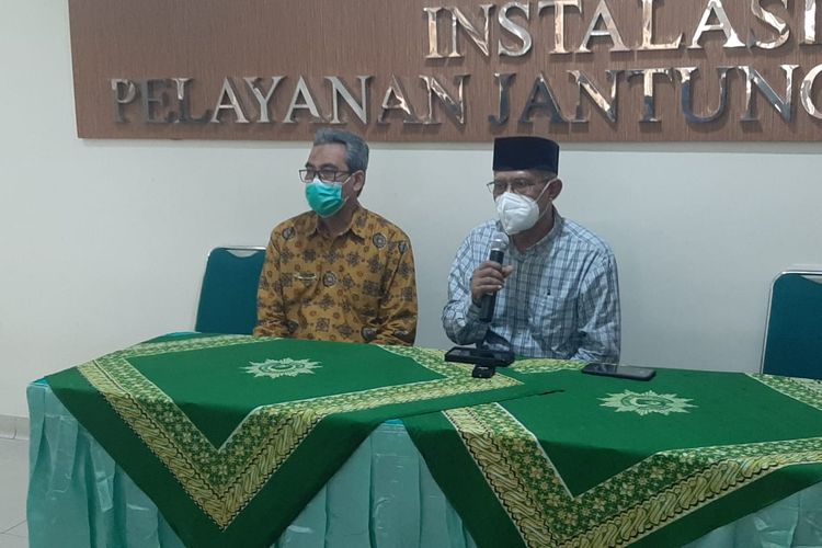 Ketua Umum Pengurus Pusat Muhammadiyah Haedar Nashir (berpeci), dan Direktur Rumah Sakit PKU Muhammadiyah, dr Ahmad Faesol, saat memberikan jumpa pers mengenai meninggalnya Buya Syafii Maarif, Jumat (27/5/2022).