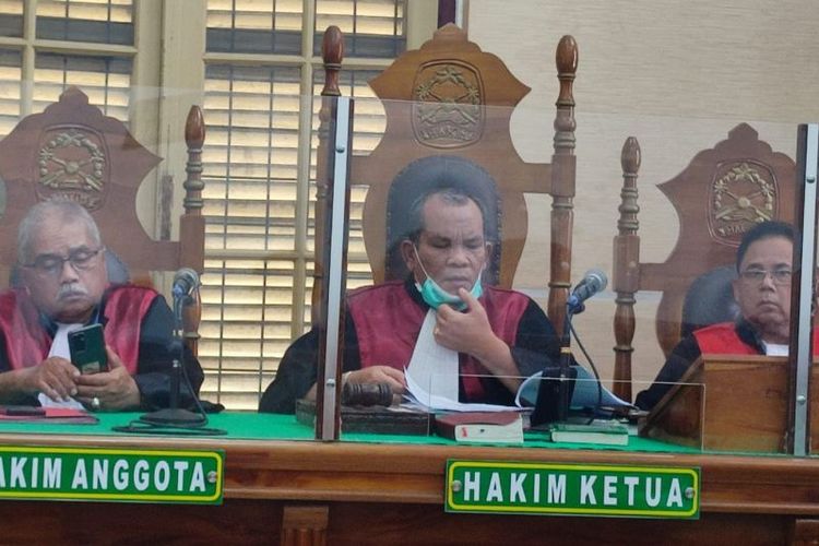 Majelis Hakim Pengadilan Negeri Medan diketuai Sapril Batubara (tengah) membacakan vonis terdakwa Karto Manalu. 