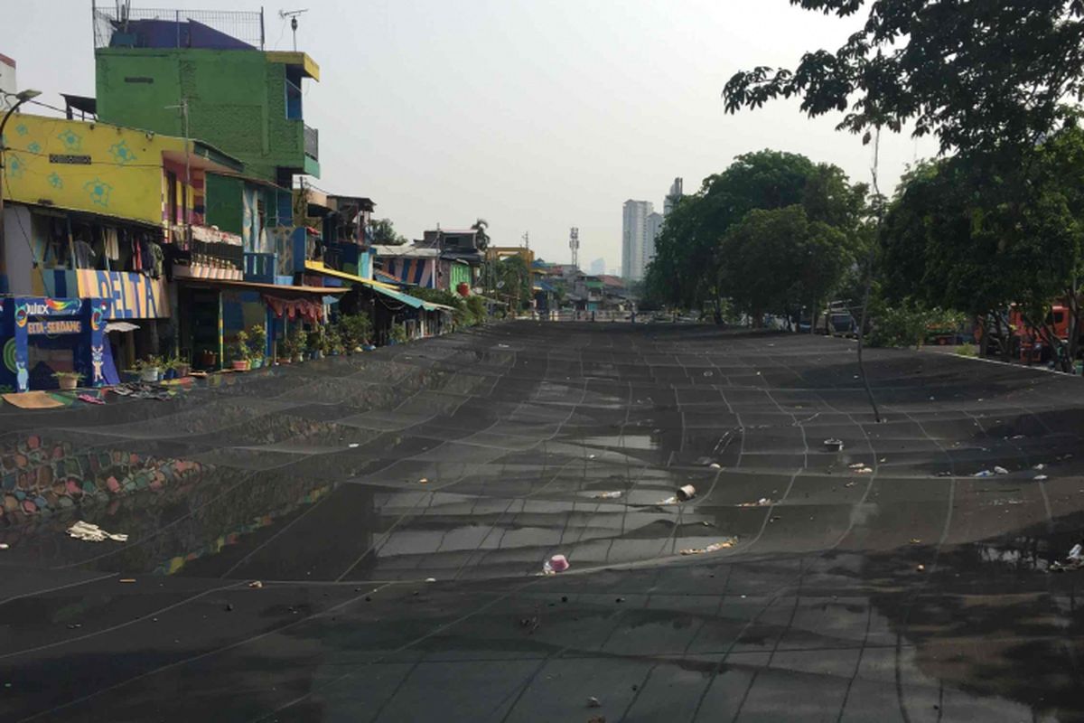 Pemprov DKI Jakarta memperluas penutupan Kali Item menggunakan kain waring di Kemayoran, Jakarta Pusat, Senin (1/10/2018).