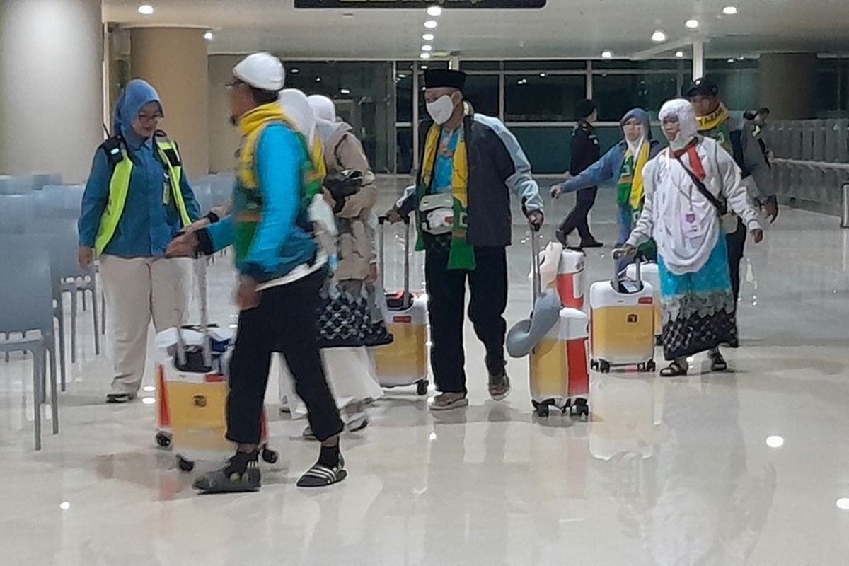 Pesawat Garuda Indonesia A330-300 yang membawa Calon Jemaah Haji di Bandar Udara Yogyakarta International Airport menuju Arab Saudi.
