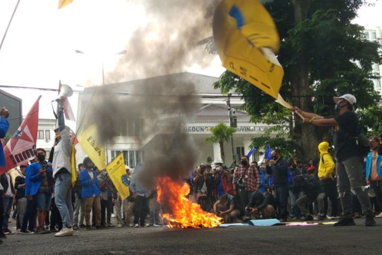 Protesters speaking out against the Indonesian governments new Omnibus Jobs Creation Law demonstrate in front of the regional parliament in Bandung, West Java (7/10/2020)