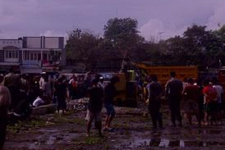 Ribuan botol miras sitaan dimusnahkan petugas kepolisian di Lapangan Dadaha, Kota Tasikmalaya, Kamis (26/6/2014).