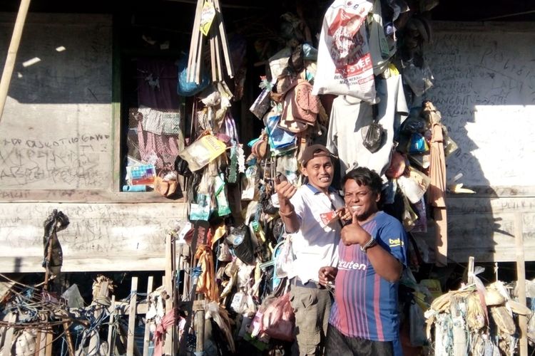 Foto : Salahudin bersama salah seorang warga pulau Kojadoi pose di depan rumah sampah di pulau Koja Doi, Kecamatan Alok Timur, Kabupaten Sikka, Flores, NTT, Sabtu (7/9/2019).