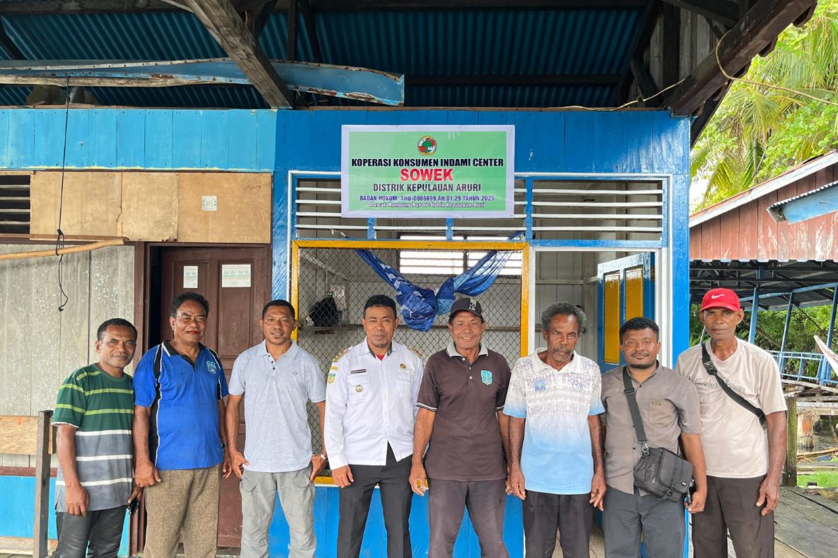 Koperasi Indami Center di Kampung Rayori menjadi wadah bersama nelayan untuk menimbang, mencatat, dan memasarkan hasil tangkapan sehingga nelayan memperoleh kepastian pembayaran. 