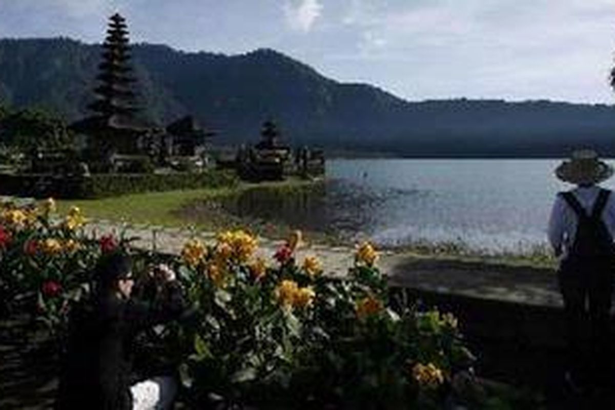Wisatawan asal Jepang mengabadikan pemandangan sekitar pura subak, Pura Ulun Danu, di Danau Beratan, Bedugul, Kabupaten Tabanan, Bali.