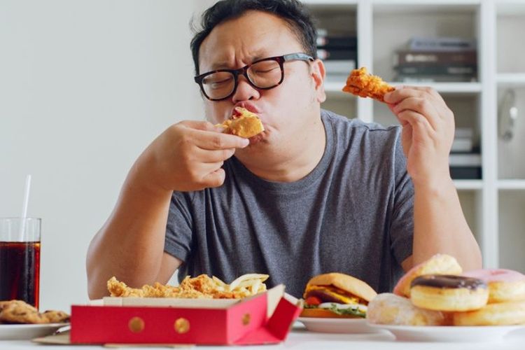 Ilustrasi makan junk food, makanan yang bisa bikin pipi tembem