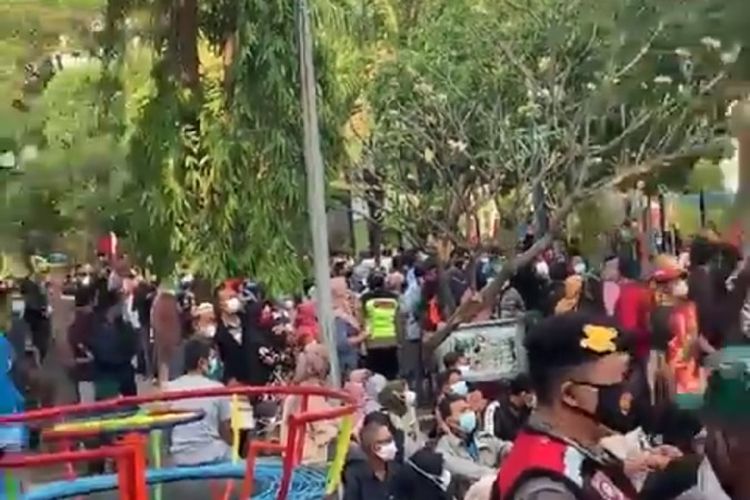 Suasana vaksinasi yang dilaksanakan di Alun Alun Lamongan, sempat menciptakan kerumunan hingga warga sempat berdesakan dan ada yang pingsan, Sabtu (28/8/2021).