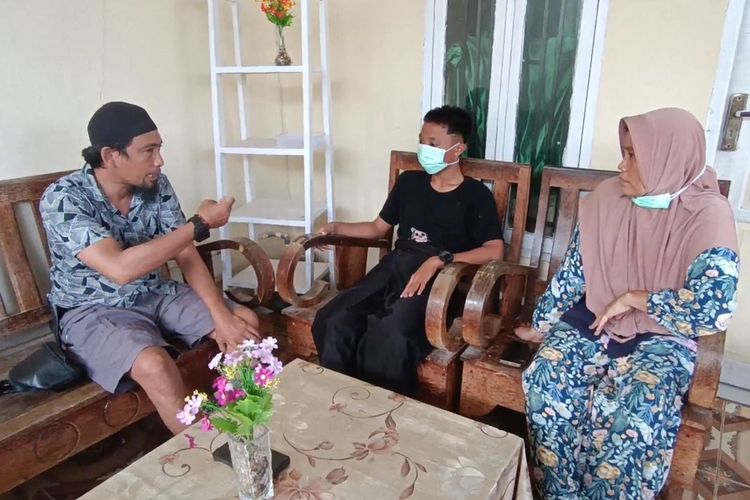 DIANIAYA: Korban saat ditemui di kediamannya.