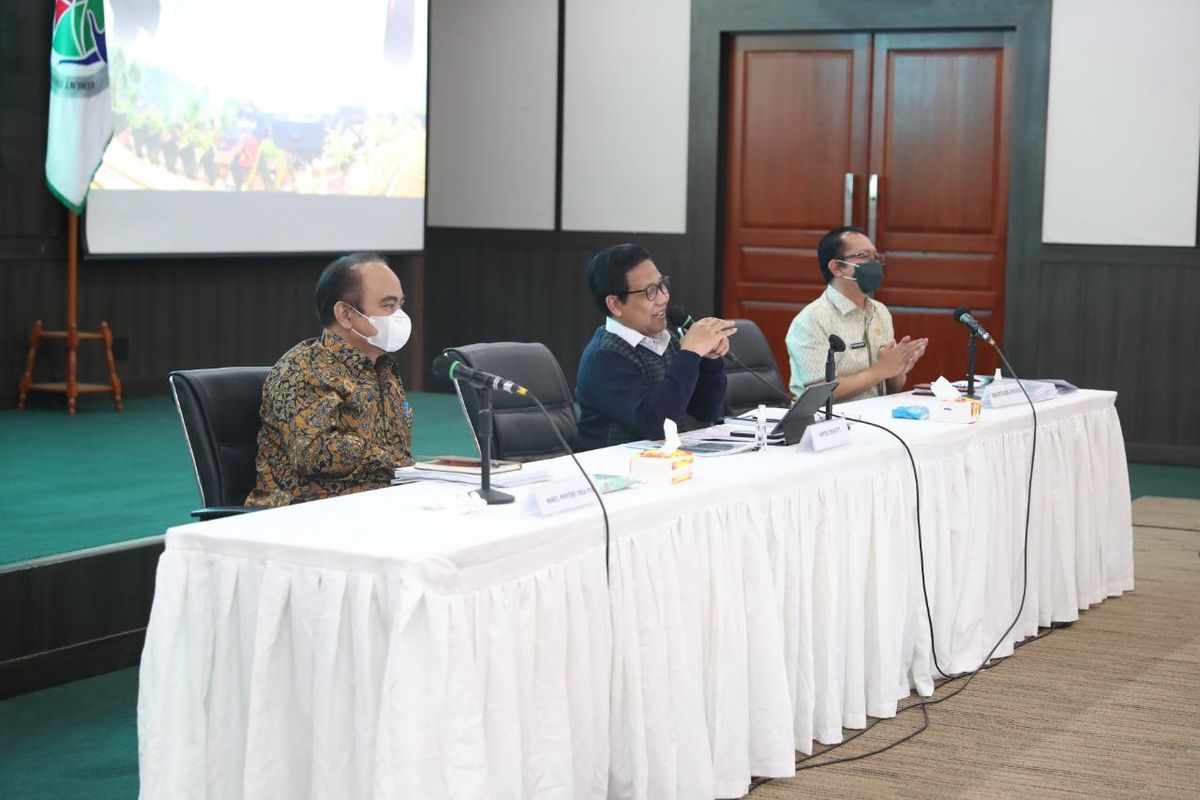 Menteri Desa, Pembangunan Daerah Tertinggal dan Transmigrasi (Mendes PDTT) Abdul Halim Iskandar didampingi Wakil Mendes PDTT Budi Arie Setiadi dan Sekjen Taufik Madjid menghadiri Rapat Pimpinan tindak lanjut rapat kerja tahun 2022 di Operational Room Kantor Kalibata, Jum'at (22/04/2022).