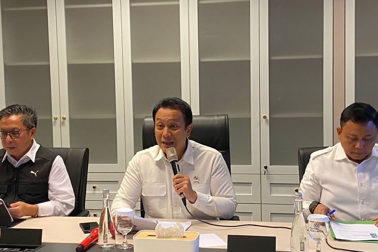 Wakil Menteri Lingkungan Hidup, Diaz Hendropriyono, menjelaskan paparan radioaktif pada cengkih ekspor, di Jakarta Selatan, Selasa (11/11/2025). 