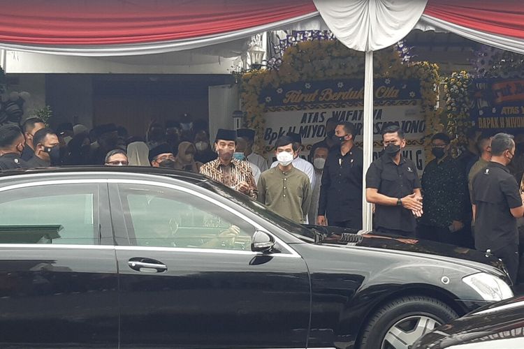 Presiden Jokowi dan Wali Kota Solo Gibran Rakabuming Raka melayat ke rumah duka Miyono di Gondang, Kelurahan Manahan, Kecamatan Banjarsari, Solo, Jawa Tengah, Senin (28/2/2022).