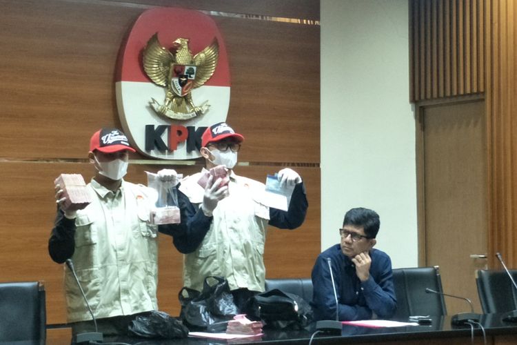 Tim Komisi Pemberantasan Korupsi (KPK) berhasil menyita uang dengan total Rp 227,5 juta saat melakukan operasi tangkap tangan terhadap seorang hakim Pengadilan Negeri (PN) Balikpapan bernama Kayat, pada Jumat (3/5/2019).