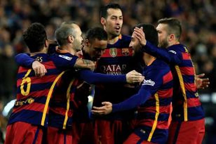 Para pemain Barcelona merayakan gol Lionel Messi ke gawang Espanyol saat kedua tim bertemu pada leg pertama babak 16 besar Copa del Rey di Stadion Camp Nou, Rabu (6/1/2016). 