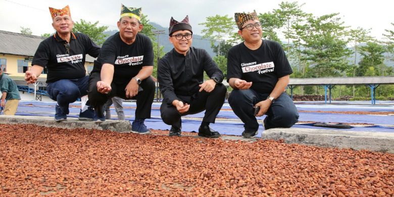 Bupati Banyuwangi Abdullah Azwar saat di perkebunan coklat Kecamatan Glenmore Kabupaten Banyuwangi 