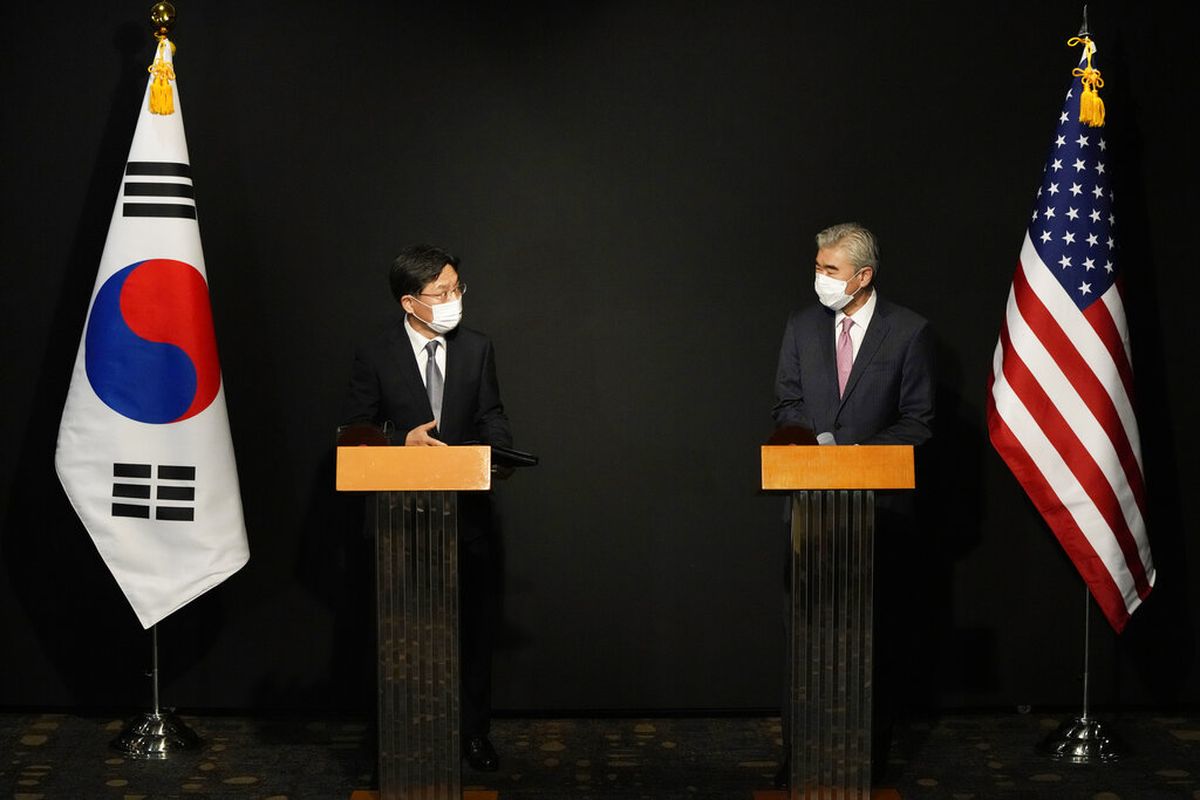Perwakilan Khusus AS untuk Korea Utara, Sung Kim, kanan, dan Perwakilan Khusus Korea Selatan untuk Urusan Perdamaian dan Keamanan Semenanjung Korea Noh Kyu-duk menghadiri pengarahan setelah pertemuan mereka di sebuah hotel di Seoul, Korea Selatan, Minggu, 24 Oktober 2021.